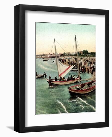 Ahlbeck, Strandszene, Segelboot Kaiserin Augusta-null-Framed Giclee Print