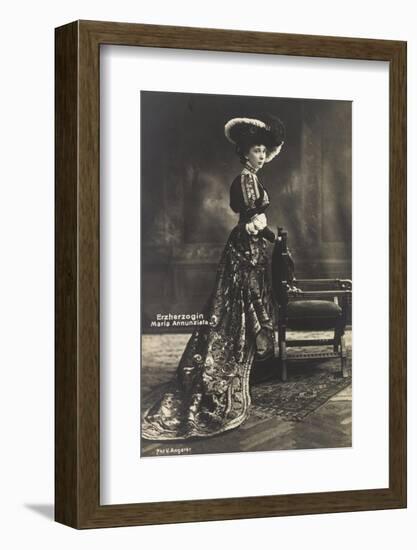 Ak Erzherzogin Maria Annunziata V Österreich, Langes Ballkleid, Federhut, Sessel-null-Framed Photographic Print