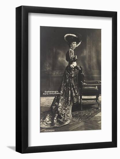 Ak Erzherzogin Maria Annunziata V Österreich, Langes Ballkleid, Federhut, Sessel-null-Framed Photographic Print