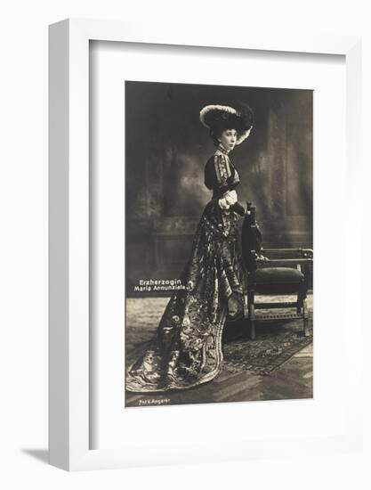 Ak Erzherzogin Maria Annunziata V Österreich, Langes Ballkleid, Federhut, Sessel-null-Framed Photographic Print