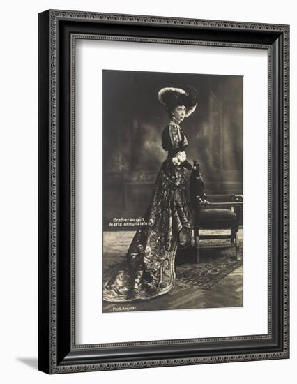 Ak Erzherzogin Maria Annunziata V Österreich, Langes Ballkleid, Federhut, Sessel-null-Framed Photographic Print