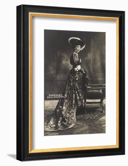 Ak Erzherzogin Maria Annunziata V Österreich, Langes Ballkleid, Federhut, Sessel-null-Framed Photographic Print