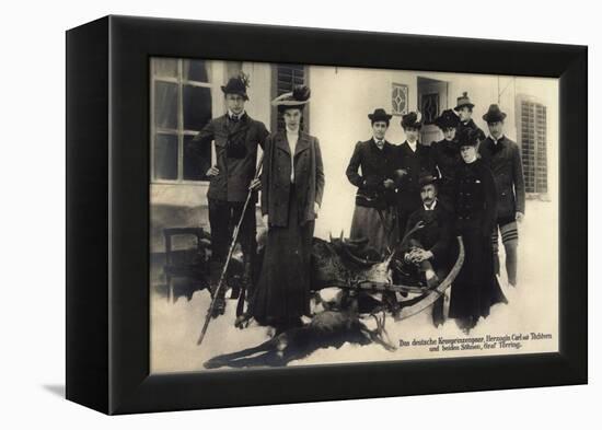 Ak Kronprinzenpaar, Herzogin Carl, Graf Törring, Jagd, Winter-German photographer-Framed Premier Image Canvas