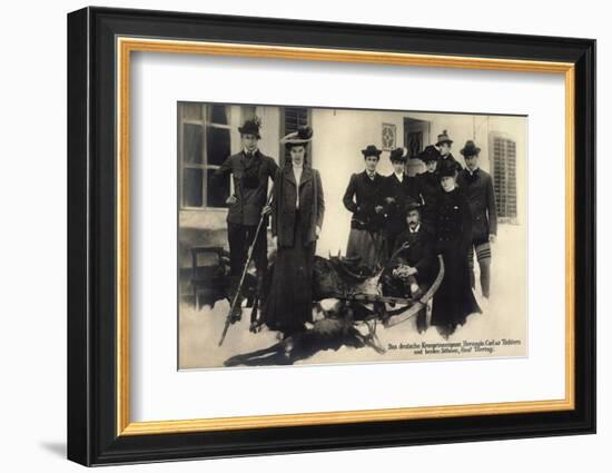 Ak Kronprinzenpaar, Herzogin Carl, Graf Törring, Jagd, Winter-German photographer-Framed Photographic Print