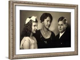 Ak Prinzessin Elisabeth Von Thurn U. Taxis, Anselm Und Iniga-German photographer-Framed Giclee Print