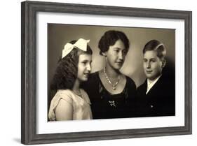 Ak Prinzessin Elisabeth Von Thurn U. Taxis, Anselm Und Iniga-German photographer-Framed Giclee Print
