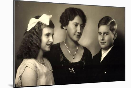 Ak Prinzessin Elisabeth Von Thurn U. Taxis, Anselm Und Iniga-German photographer-Mounted Giclee Print