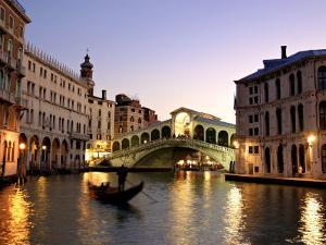 Rialto Bridge, Grand Canal, Venice, Italy by Alan Copson