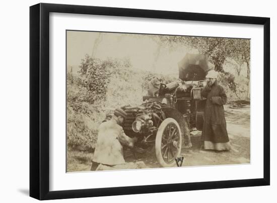 Album photographique : Panhard et Levassor vers 1901 (chauffeur à genoux)-null-Framed Giclee Print