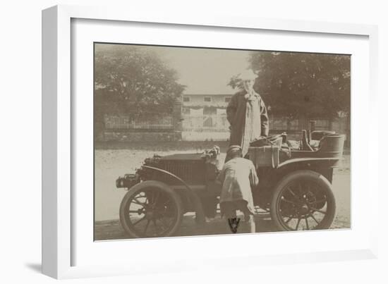 Album photographique : Panhard et Levassor vers 1901 (passagère et son chauffeur)-null-Framed Giclee Print