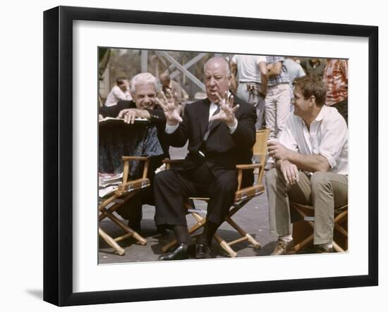 Alfred Hitchcock and Rod Taylor sur le tournage du film Les Oiseaux, 1963 (photo)-null-Framed Photo