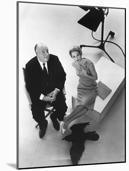 Alfred Hitchcock and Tippi Hedren, photo pour la sortie du fim Les Oiseaux, 1963 (b/w photo)-null-Mounted Photo