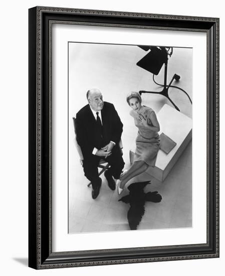 Alfred Hitchcock and Tippi Hedren, photo pour la sortie du fim Les Oiseaux, 1963 (b/w photo)-null-Framed Photo