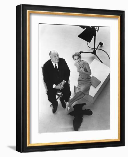 Alfred Hitchcock and Tippi Hedren, photo pour la sortie du fim Les Oiseaux, 1963 (b/w photo)-null-Framed Photo