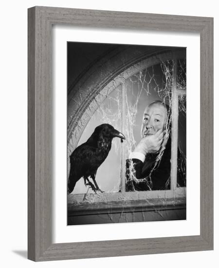 Alfred Hitchcock, photo pour la sortie du fim Les Oiseaux, 1963 (b/w photo)-null-Framed Photo