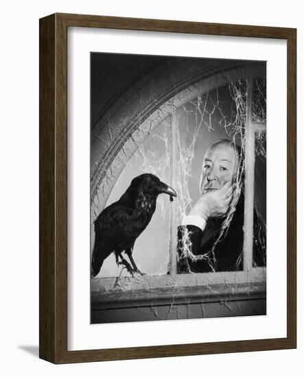 Alfred Hitchcock, photo pour la sortie du fim Les Oiseaux, 1963 (b/w photo)-null-Framed Photo