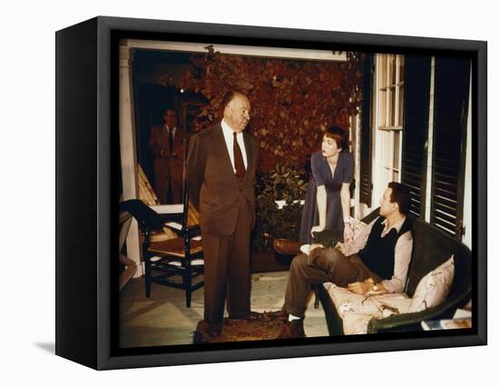 Alfred Hitchcock, Shirley McLaine and John Forsythe sur le tournage du film Mais qui a tue Harry ?T-null-Framed Stretched Canvas