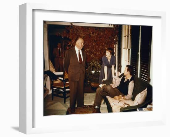 Alfred Hitchcock, Shirley McLaine and John Forsythe sur le tournage du film Mais qui a tue Harry ?T-null-Framed Photo