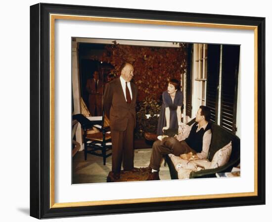 Alfred Hitchcock, Shirley McLaine and John Forsythe sur le tournage du film Mais qui a tue Harry ?T-null-Framed Photo