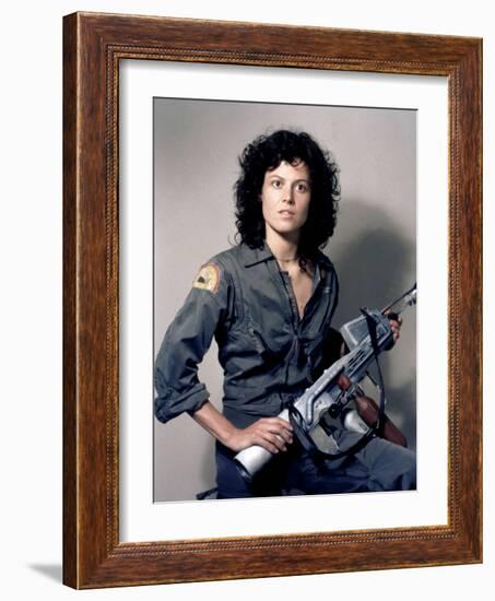 Alien 1979 Directed by Ridley Scott Avec Sigourney Weaver-null-Framed Photo