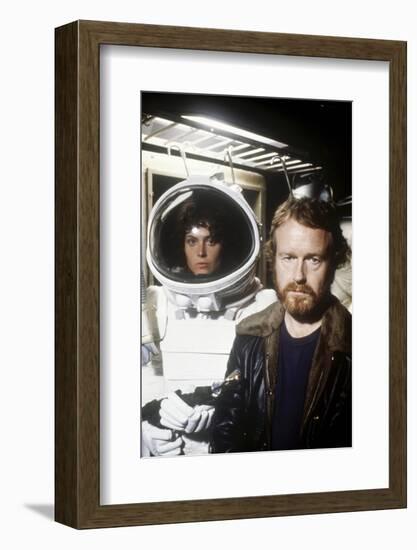 Alien, 1979 directed by Ridley Scott with Ridley Scott with Sigourney Weaver (photo)-null-Framed Photo