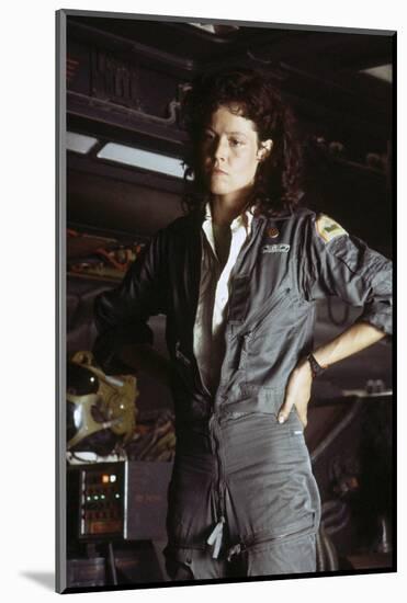 Alien, 1979 directed by Ridley Scott with Sigourney Weaver (photo)-null-Mounted Photo