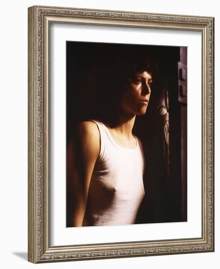 Alien, 1979 directed by Ridley Scott with Sigourney Weaver (photo)-null-Framed Photo