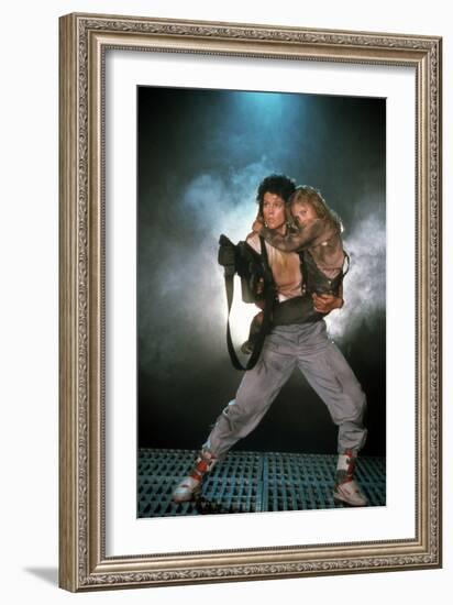 Aliens 1986 Directed by James Cameron Avec Sigourney Weaver and Carrie Henn-null-Framed Photo