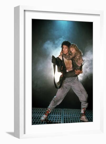 Aliens 1986 Directed by James Cameron Avec Sigourney Weaver and Carrie Henn-null-Framed Photo