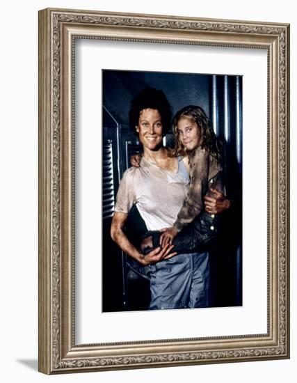 ALIENS, 1986 directed by JAMES CAMERON with Sigourney Weaver and Carrie Henn (photo)-null-Framed Photo