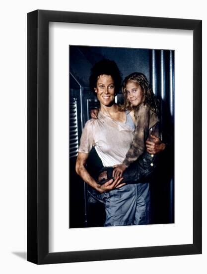 ALIENS, 1986 directed by JAMES CAMERON with Sigourney Weaver and Carrie Henn (photo)-null-Framed Photo