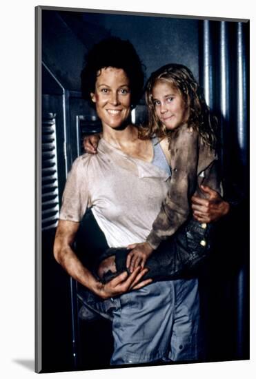 ALIENS, 1986 directed by JAMES CAMERON with Sigourney Weaver and Carrie Henn (photo)-null-Mounted Photo