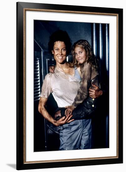 ALIENS, 1986 directed by JAMES CAMERON with Sigourney Weaver and Carrie Henn (photo)-null-Framed Photo