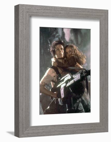 ALIENS, 1986 directed by JAMES CAMERON with Sigourney Weaver and Carrie Henn (photo)-null-Framed Photo