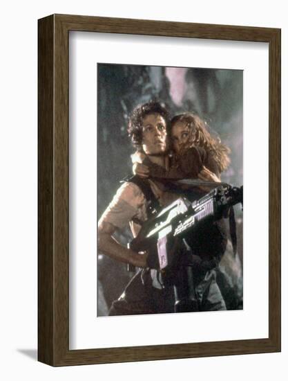 ALIENS, 1986 directed by JAMES CAMERON with Sigourney Weaver and Carrie Henn (photo)-null-Framed Photo