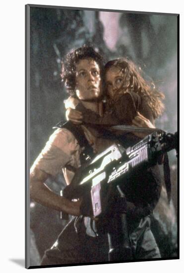 ALIENS, 1986 directed by JAMES CAMERON with Sigourney Weaver and Carrie Henn (photo)-null-Mounted Photo