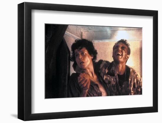 ALIENS, 1986 directed by JAMES CAMERON with Sigourney Weaver and Michael Biehn (photo)-null-Framed Photo