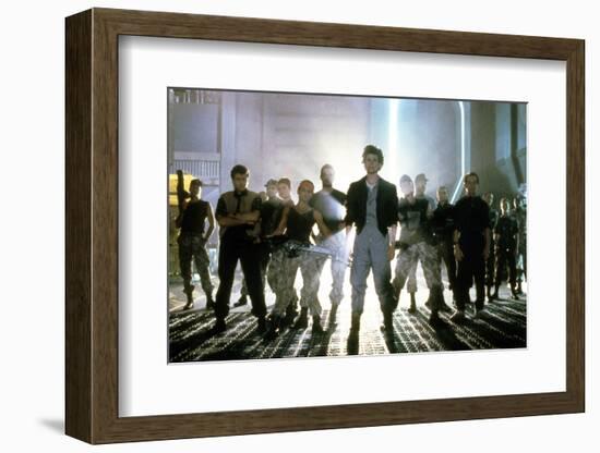 ALIENS, 1986 directed by JAMES CAMERON with Sigourney Weaver between Paul Reiser, Michael Biehn, Je-null-Framed Photo