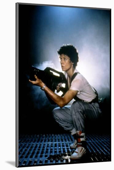 ALIENS, 1986 directed by JAMES CAMERON with Sigourney Weaver (photo)-null-Mounted Photo