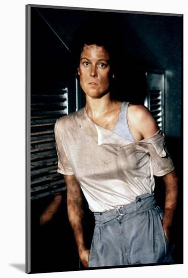 ALIENS, 1986 directed by JAMES CAMERON with Sigourney Weaver (photo)-null-Mounted Photo