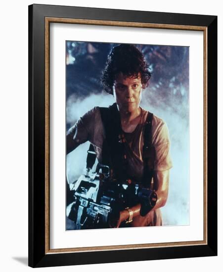 ALIENS, 1986 directed by JAMES CAMERON with Sigourney Weaver (photo)-null-Framed Photo