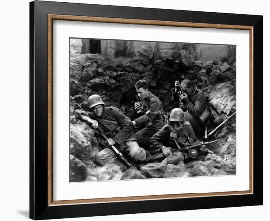 ALL QUIET ON THE WESTERN FRONT by Lewis Milestone with Ben Alexander, Lew Ayres, Louis Wolheim, 193-null-Framed Photo