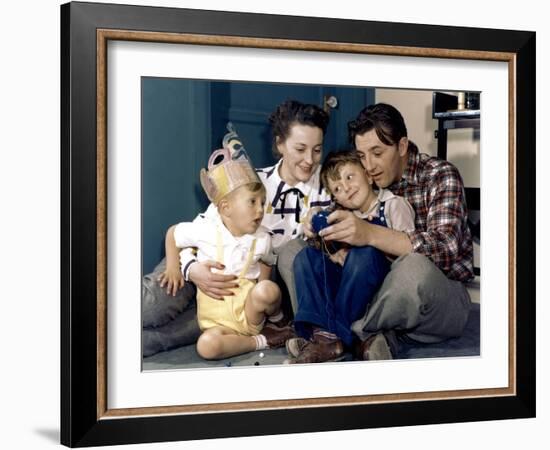 American actor Robert Mitchum woith his wife Dorothy and their sons Jim and Christopher 1947-null-Framed Photo