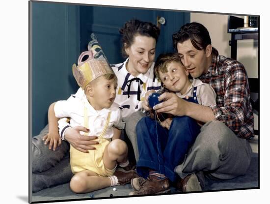 American actor Robert Mitchum woith his wife Dorothy and their sons Jim and Christopher 1947-null-Mounted Photo