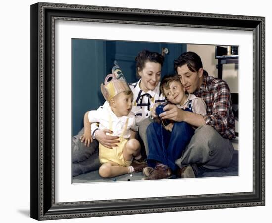 American actor Robert Mitchum woith his wife Dorothy and their sons Jim and Christopher 1947-null-Framed Photo