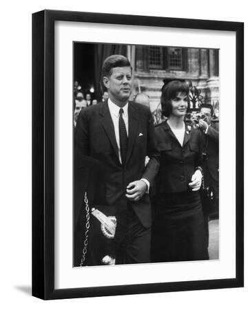 JOHN F LG-064 KENNEDY & WIFE JACKIE IN PARIS IN 1961-11X14 PHOTO 