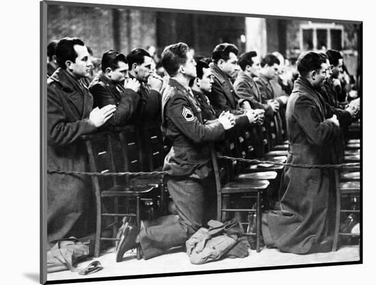 American Soldiers are Seen at Prayer During a Catholic Mass on Thanksgiving Day-null-Mounted Photographic Print