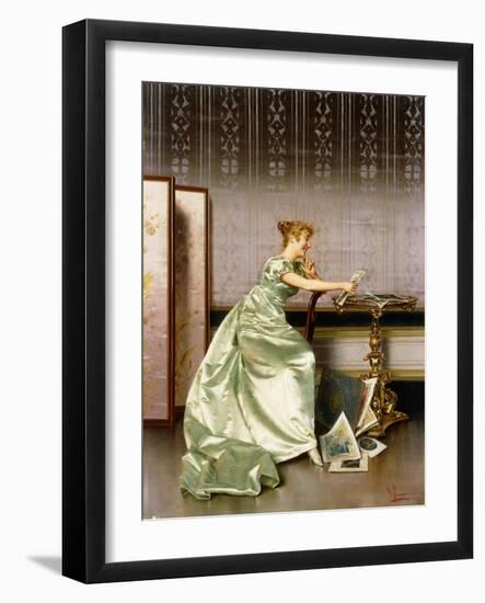 An Elegant Lady Admiring a Portfolio of Prints-Vittorio Reggianini-Framed Giclee Print