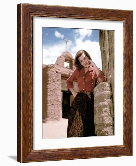 Angie Dickinson sur le tournage du film RIO BRAVO, 1959 film On the set, Angie Dickinson (photo)-null-Framed Photo