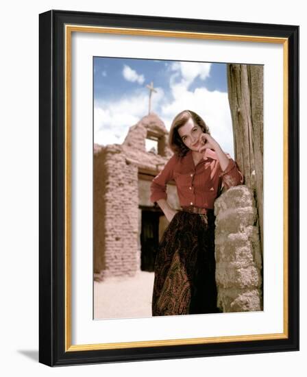 Angie Dickinson sur le tournage du film RIO BRAVO, 1959 film On the set, Angie Dickinson (photo)-null-Framed Photo